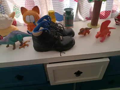 Botas de niño Nike negras y azules - miniatura 1