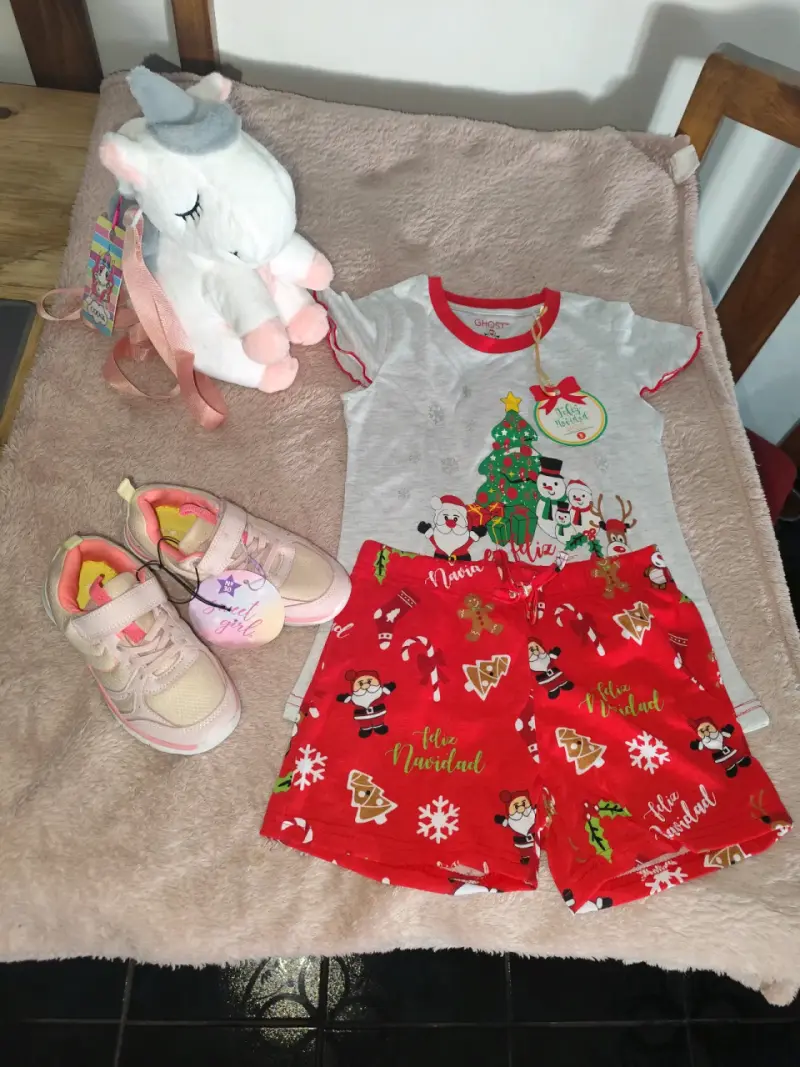 Pijama navideño infantil con diseño de renos y muñecos de nieve