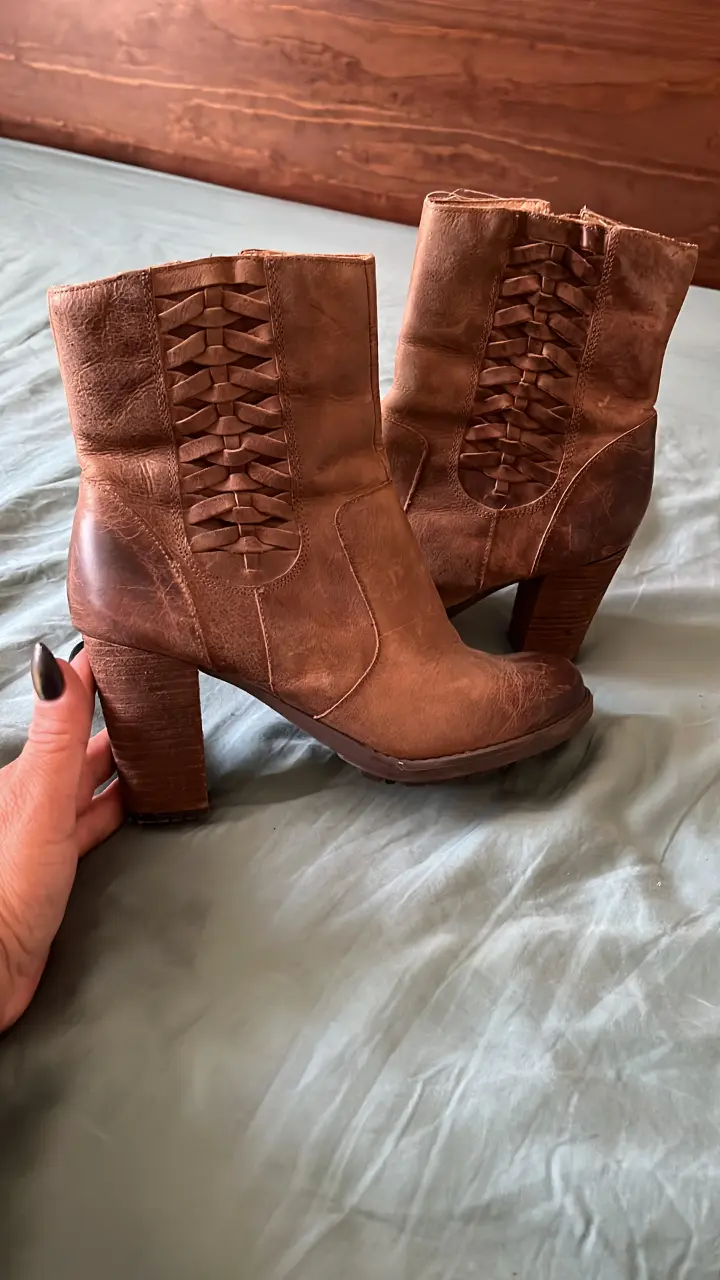 Botines de cuero marrón con tacón alto