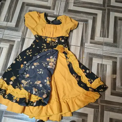 Vestido folclórico amarillo y negro con flores - miniatura 1