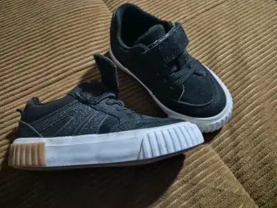 Zapatillas negras para niños con velcro - miniatura 1