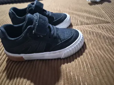 Zapatillas negras para niños con velcro - miniatura 2