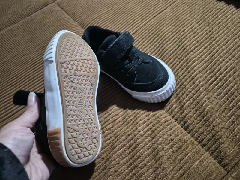 Zapatillas negras para niños con velcro - 3