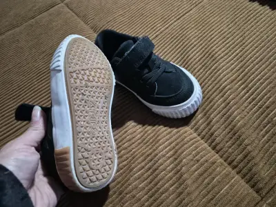 Zapatillas negras para niños con velcro - miniatura 3