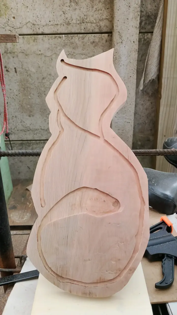 Tabla de madera decorativa con diseño de gato