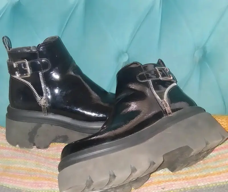 Botines negros de charol con hebilla y cierre