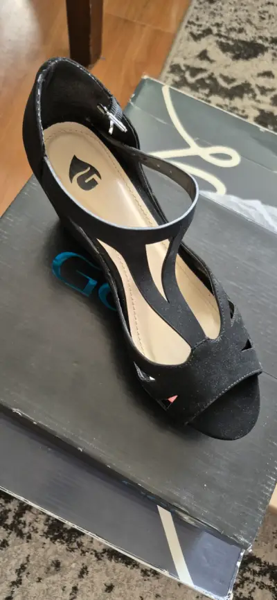 Sandalias negras de tacón bajo elegantes, - miniatura 1