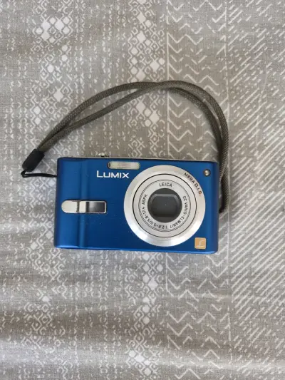 Cámara digital Lumix azul con lente Leica - miniatura 1
