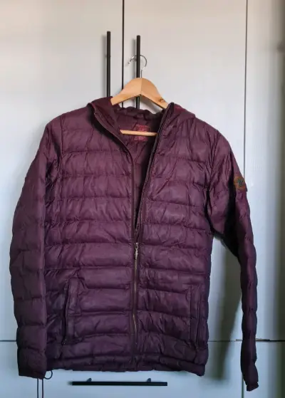 Chaqueta acolchada morada con capucha para hombre - miniatura 1