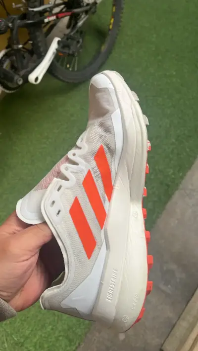 Zapatillas de trail running Adidas Terrex blancas y naranjas - miniatura 2