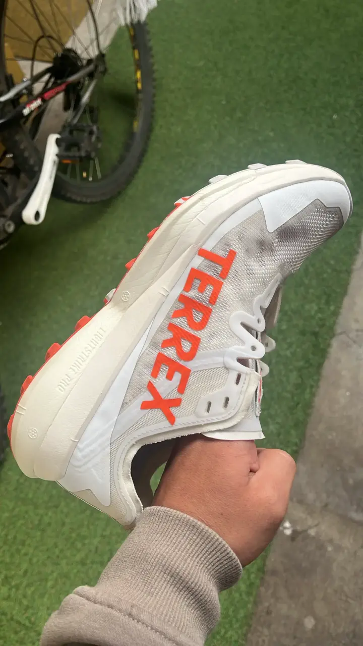 Zapatillas de trail running Adidas Terrex blancas y naranjas - 4