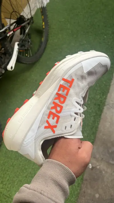 Zapatillas de trail running Adidas Terrex blancas y naranjas - miniatura 4