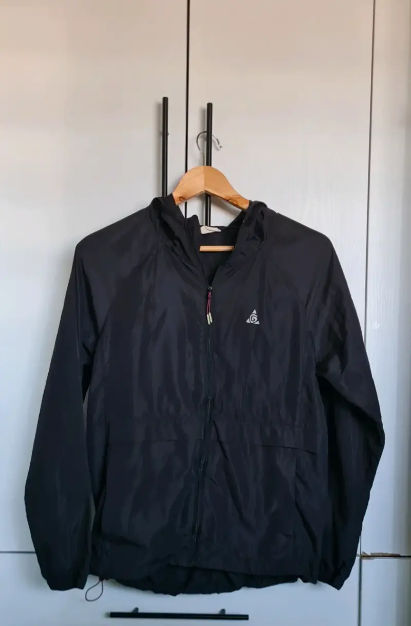 Chaqueta cortaviento negra con capucha - 1