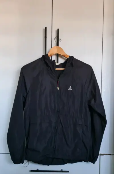Chaqueta cortaviento negra con capucha - miniatura 1