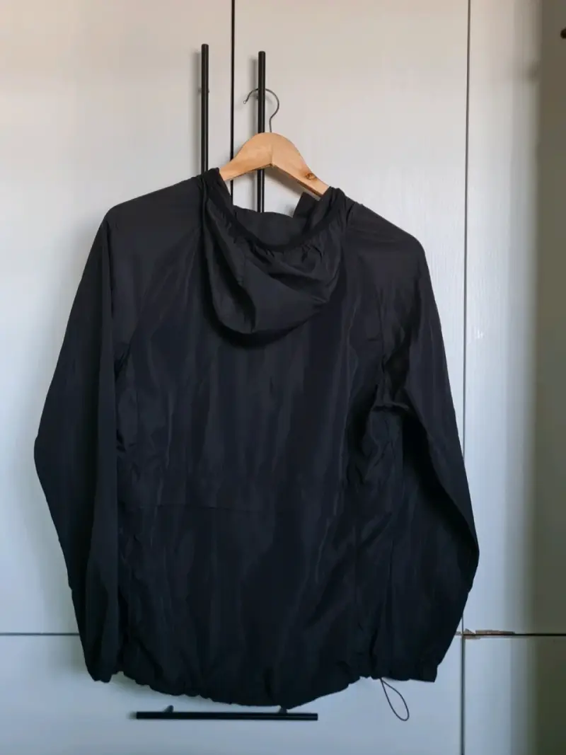 Chaqueta cortaviento negra con capucha - 2