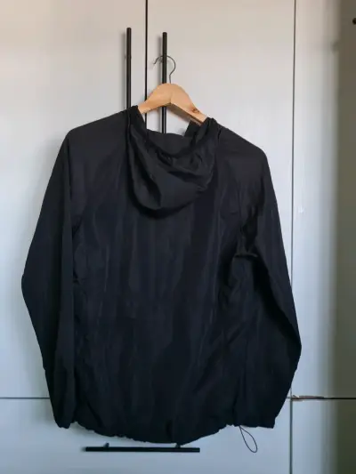 Chaqueta cortaviento negra con capucha - miniatura 2