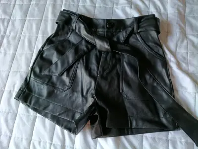 Shorts de cuero sintético negro con cinturón t - miniatura 1