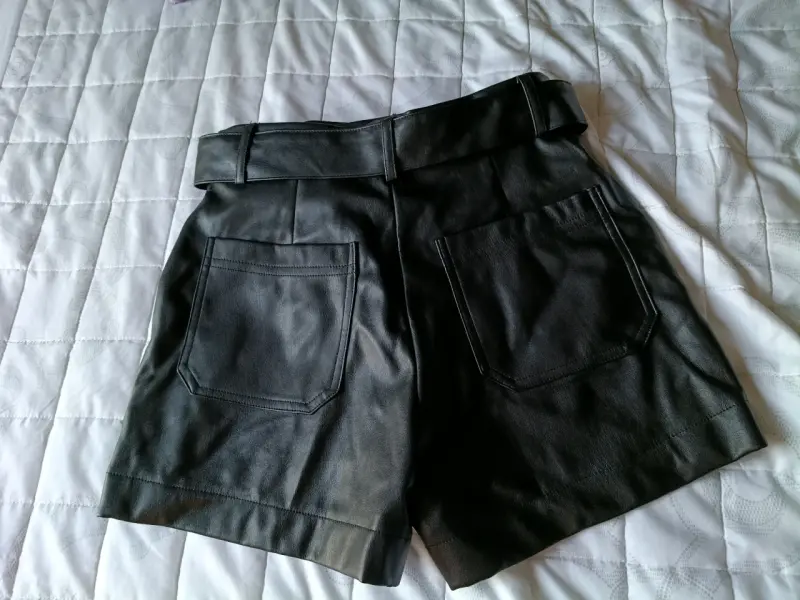 Shorts de cuero sintético negro con cinturón t - 2