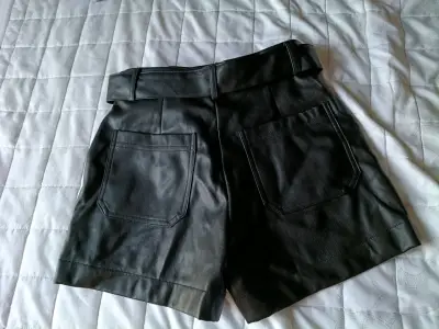 Shorts de cuero sintético negro con cinturón t - miniatura 2