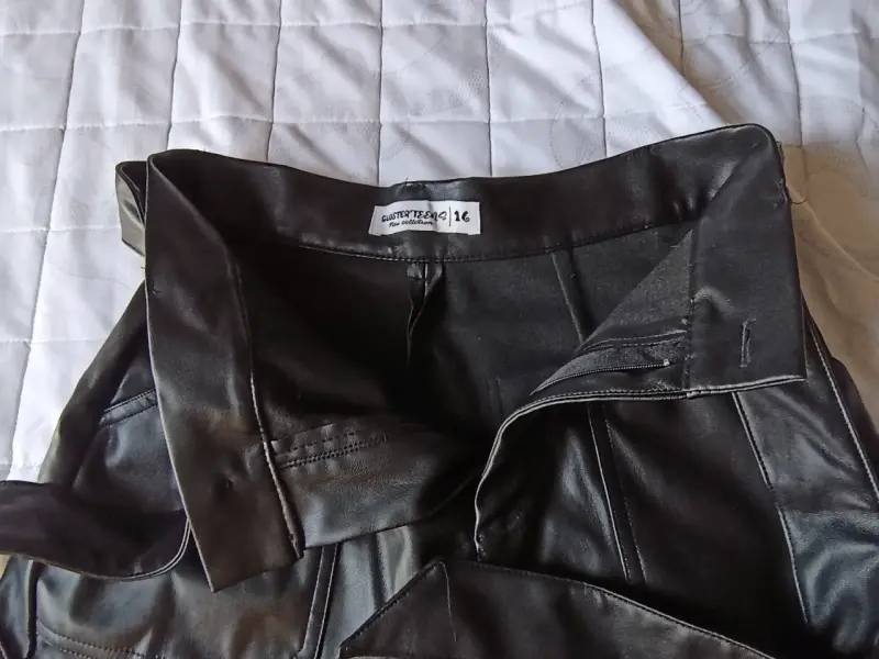 Shorts de cuero sintético negro con cinturón t - 3