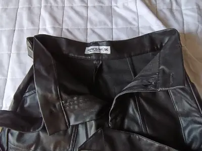 Shorts de cuero sintético negro con cinturón t - miniatura 3