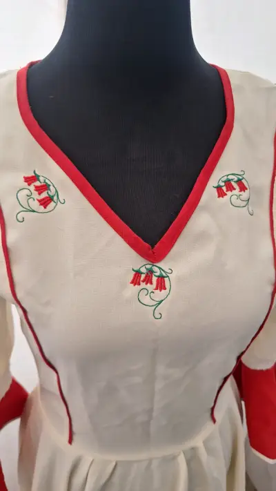 Vestido tradicional chileno con bordados - miniatura 1