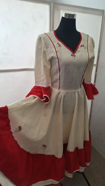 Vestido tradicional chileno con bordados - miniatura 2