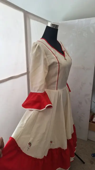 Vestido tradicional chileno con bordados - miniatura 3