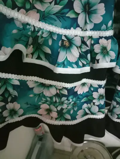 Vestido folclórico floral azul con encaje - miniatura 2