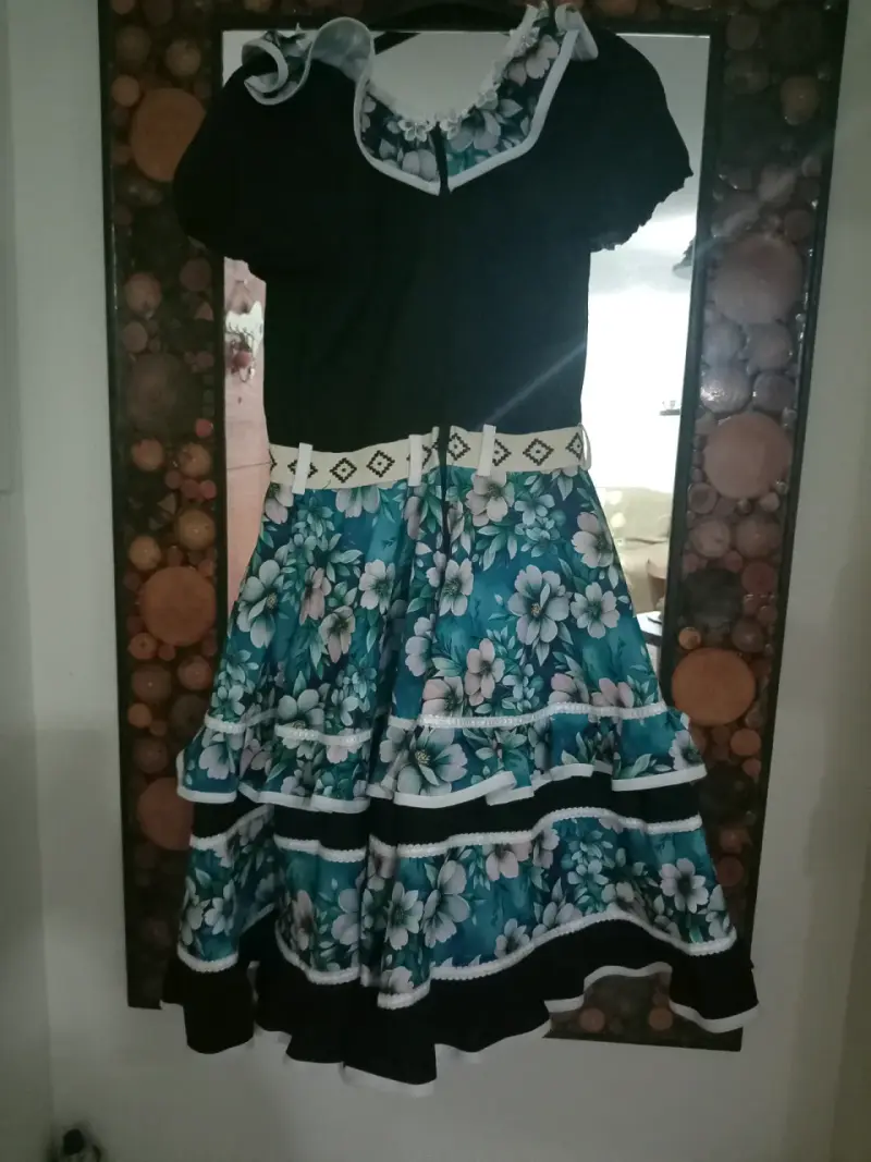 Vestido folclórico floral azul con encaje - 3