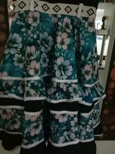 Vestido folclórico floral azul con encaje - miniatura 4