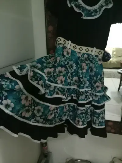 Vestido folclórico floral azul con encaje - miniatura 5