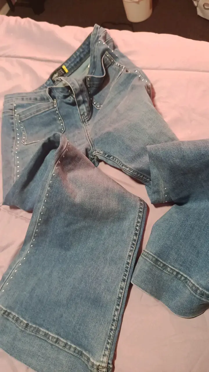 Jeans de mujer con tachas decorativas