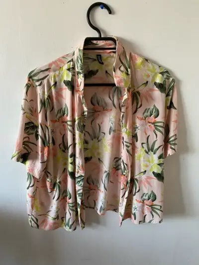 Camisa hawaiana floral H&M talla M - miniatura 1