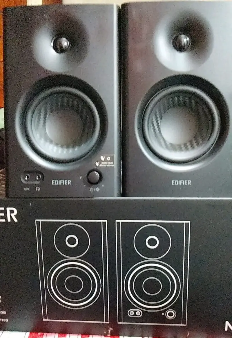 Parlantes de Estudio Edifier MR4 Negros - 2