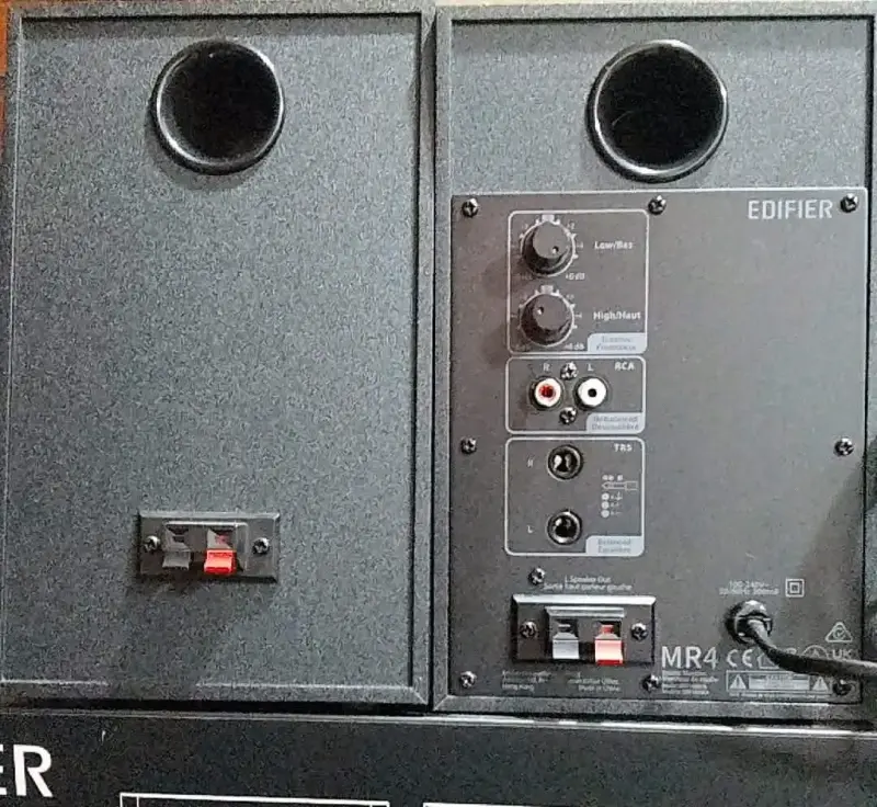 Parlantes de Estudio Edifier MR4 Negros - 3