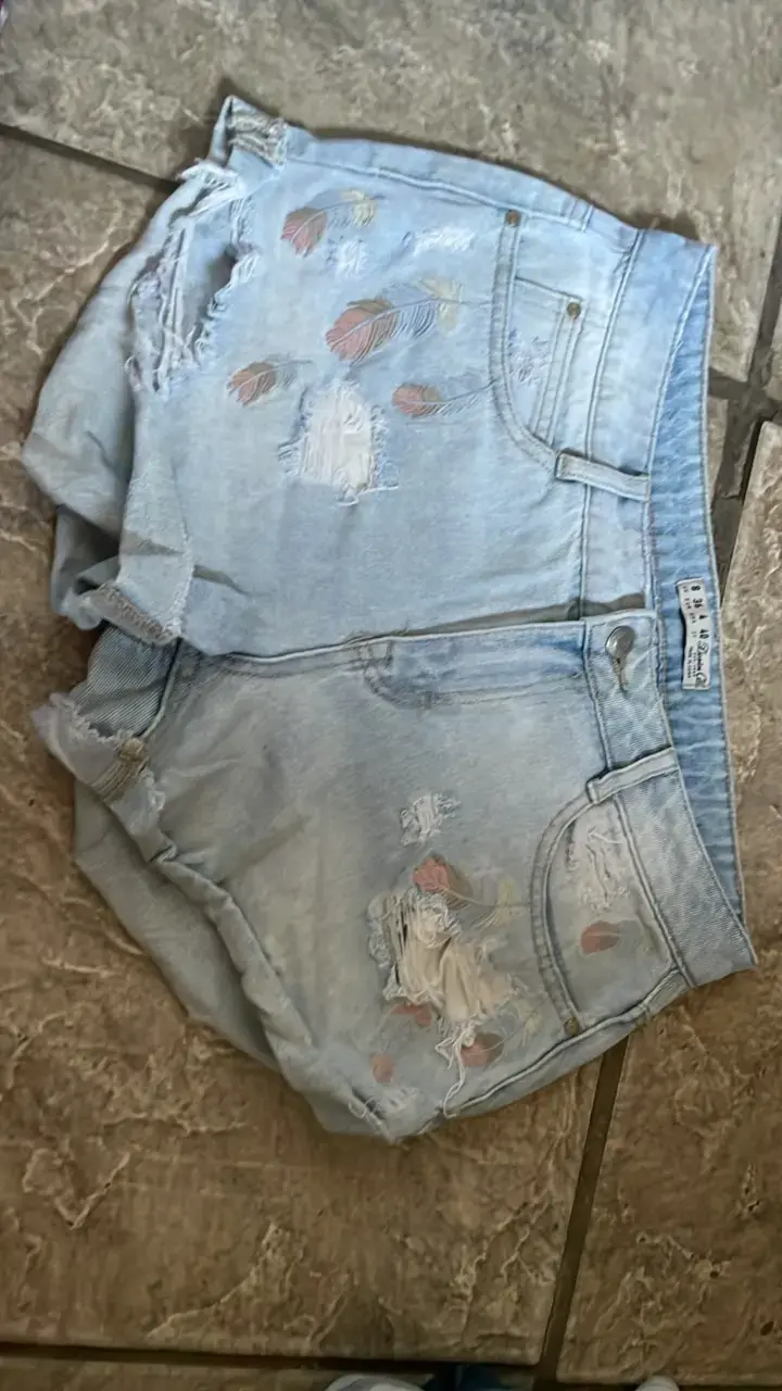 Shorts de mezclilla con bordados
