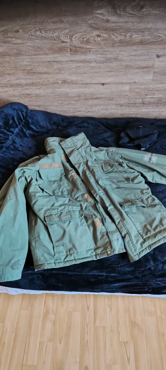 Chaqueta verde con múltiples bolsillos y gorra - 2