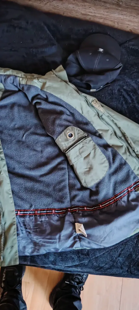 Chaqueta verde con múltiples bolsillos y gorra - 3