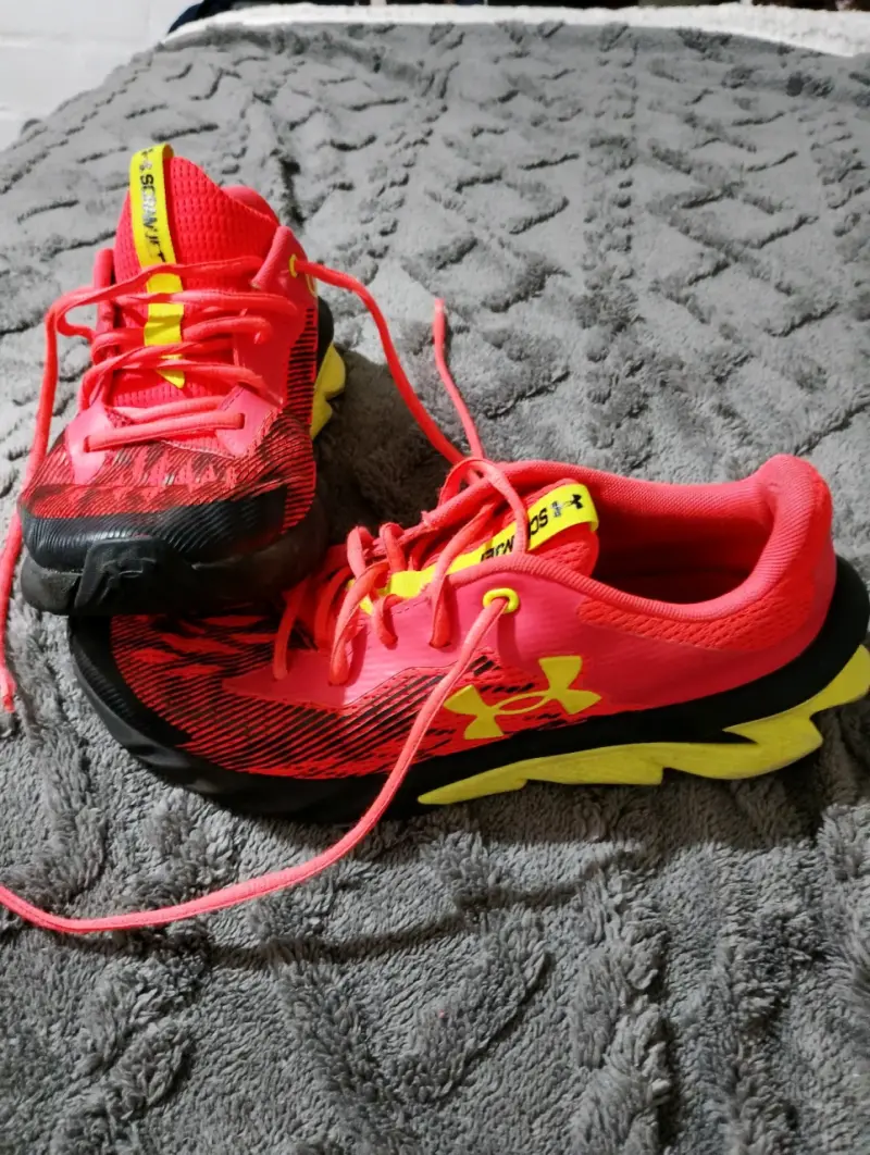 Zapatillas running Under Armour rojas y negras - 1