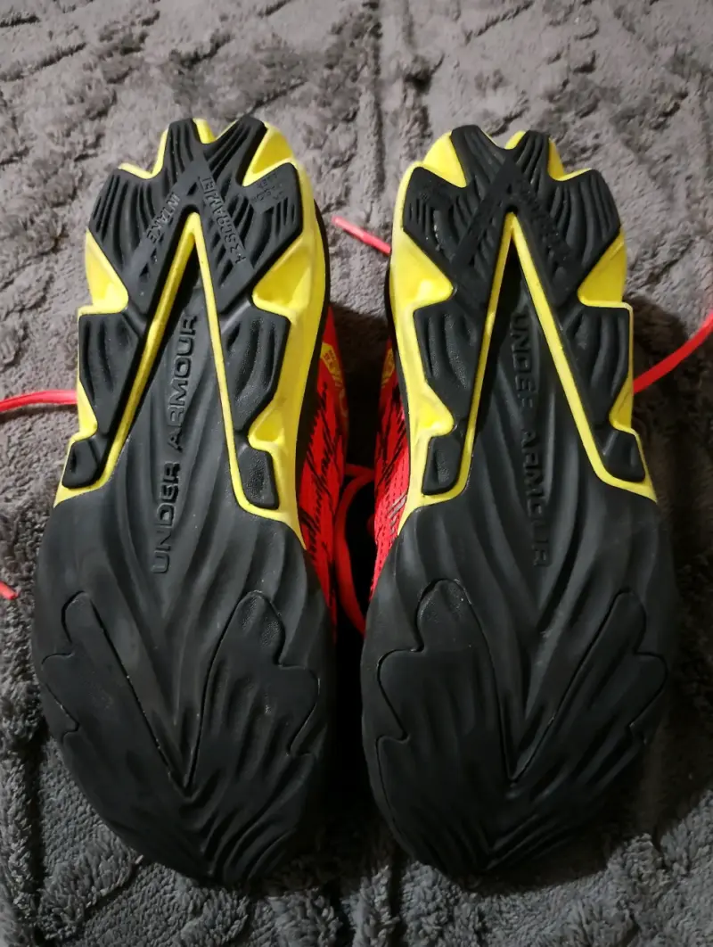 Zapatillas running Under Armour rojas y negras - 3