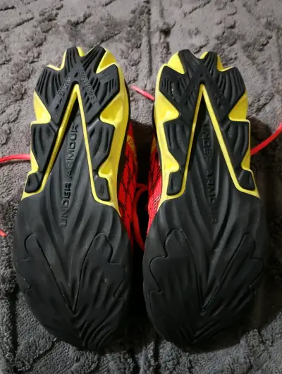 Zapatillas running Under Armour rojas y negras - miniatura 3