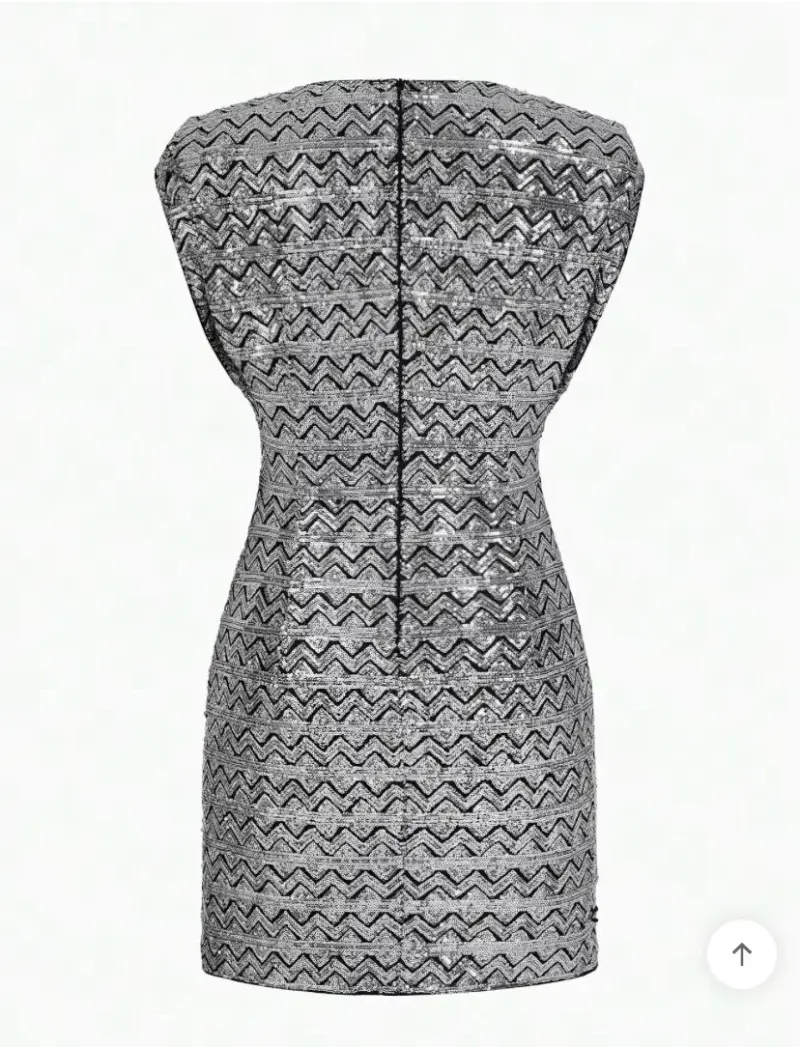 Vestido de lentejuelas plateado con diseño zigzag - 2