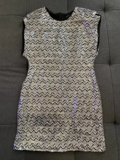 Vestido de lentejuelas plateado con diseño zigzag - miniatura 3