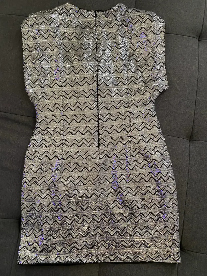Vestido de lentejuelas plateado con diseño zigzag - 4