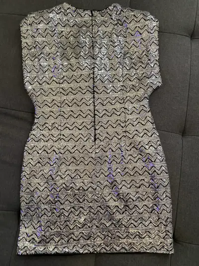 Vestido de lentejuelas plateado con diseño zigzag - miniatura 4