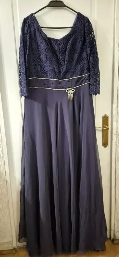 Vestido de noche largo azul con encaje y detalles brillantes - miniatura 1