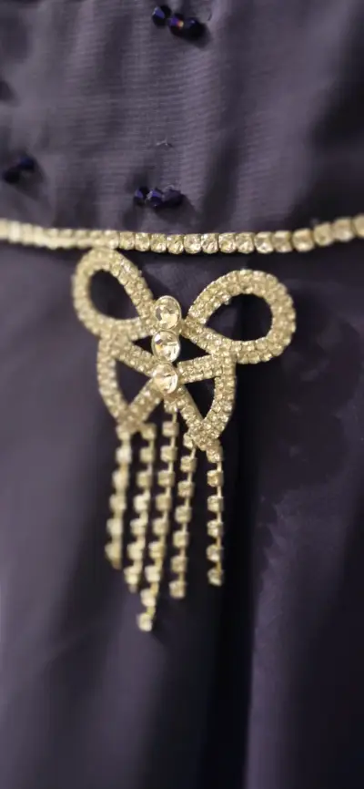 Vestido de noche largo azul con encaje y detalles brillantes - miniatura 2