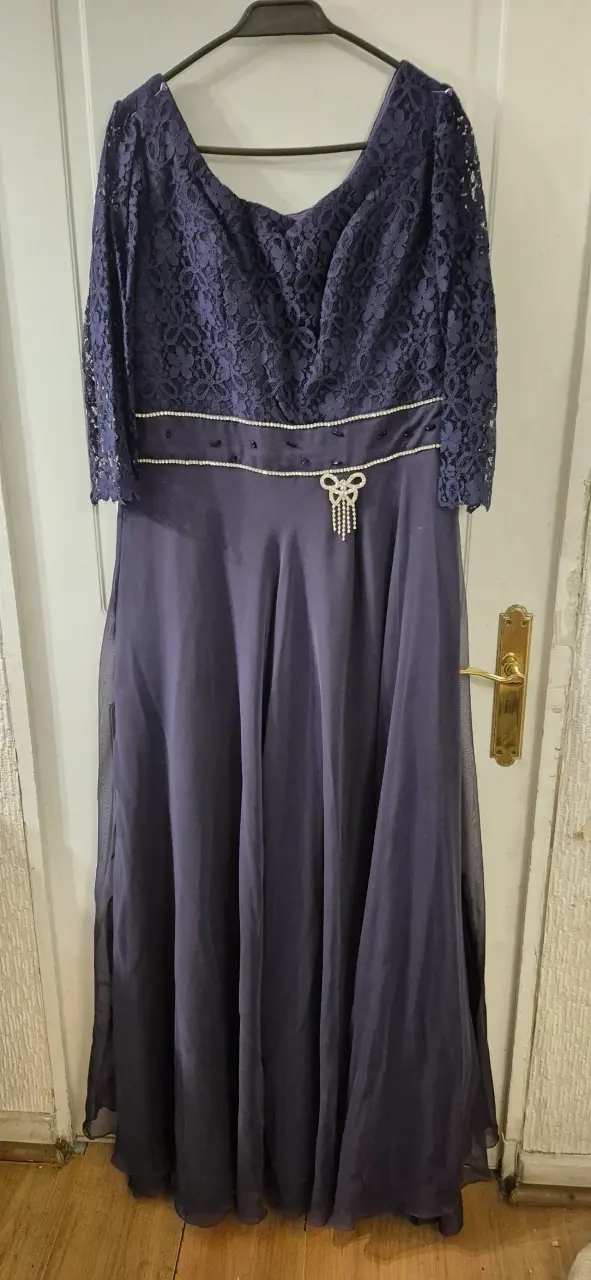 Vestido de noche largo azul con encaje y detalles brillantes - 3