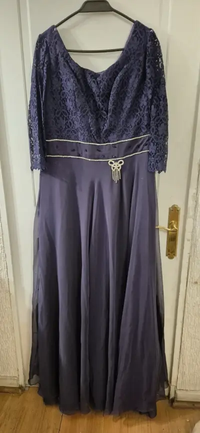 Vestido de noche largo azul con encaje y detalles brillantes - miniatura 3